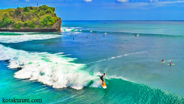 Keindahan Alam Pantai Suluban Tempat Ideal Bagi Peselancar